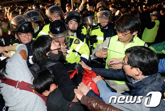충돌하는 경찰-세월호 집회 참가자