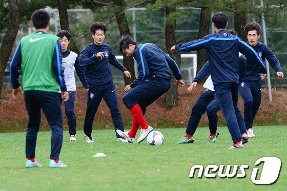 본문 이미지 - 안익수 감독이 이끄는 U-18(18세 이하) 대표팀이 29일 수원월드컵경기장에서 우루과이와 경기를 치른다. 우루과이를 시작으로 한국은 벨기에, 프랑스 등과 경기를 치르며 경기력을 점검한다. ⓒ News1 DB