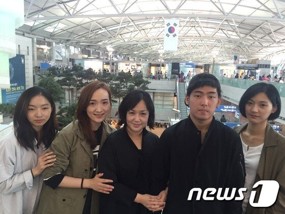 본문 이미지 - 이혜경&이즈음 무용단 공항 출국 전 사진. 신은정, 김보연, 이혜경, 김호근, 이고운(왼쪽부터) ⓒ News1