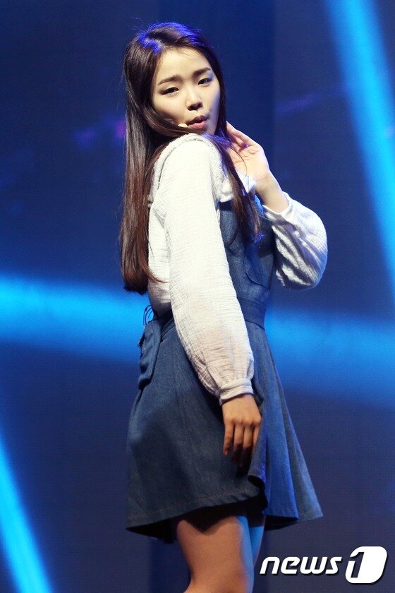 본문 이미지 - 걸그룹 오마이걸이 20일 오후 서울 광진구 광장동 악스홀에서 열린 데뷔 쇼케이스에서 무대를 선보이고 있다. ⓒ News1 DB