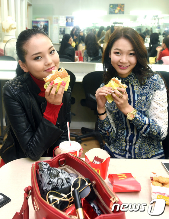 (서울=뉴스1스포츠) 권현진 기자 = 이슬만 먹고 살진 않아요.‘아시아 뉴스타 모델 콘테스트’에 참가하는 몽골 대표 노놀과 윤툴커어 간조리그(오른쪽)가 20일 오후 서울 종로구에 …