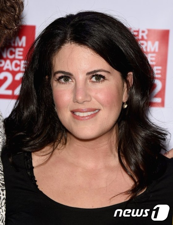 (뉴욕 AFP=뉴스1) 이기창 = 빌 클린턴 전대통령과의 섹스 스캔들로 시련을 겪은 모니카 르윈스키가 20일(현지시간) 뉴욕시에서 배우 클레어 데인즈의 사회적 공로를 축하하기 위해 …