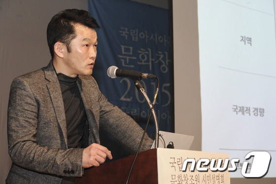 (광주=뉴스1) 윤용민 기자 = 목진요 예술감독 겸 창제작 센터장이 21일 오후 광주국립아시아문화전당 문화정보원에서 열린 문화창조원 시민설명회에서 문화창조원의 비전에 대해 발표를 …