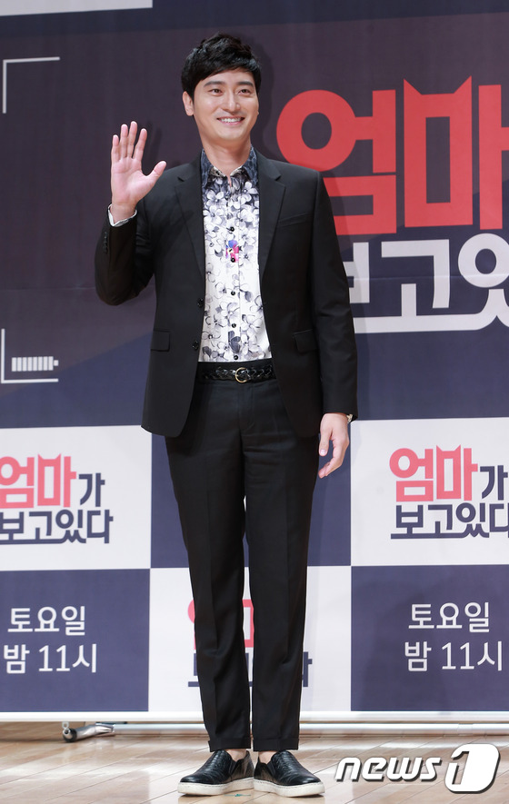 (서울=뉴스1) = 배우 원기준이 21일 오후 서울 마포구 상암동 JTBC사옥에서 열린 예능프로그램 \'엄마가 보고 있다\' 제작발표회에서 포즈를 취하고 있다. 2015.4.21 …