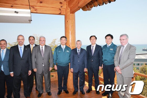 본문 이미지 - 사우디아라비아 국영 석유회사이자 S-OIL의 최대 지주인 Aramco(아람코)의 이사진들이 21일 울산 현대중공업과 S-OIL을 방문했다. 이들은 이날 김기현 울산시장과도 만나 향후 석유 화학분야 및 조선 해양분야 투자 확대를 논의했다. 2015.04.21/뉴스1 ⓒ News1 이상길 기자