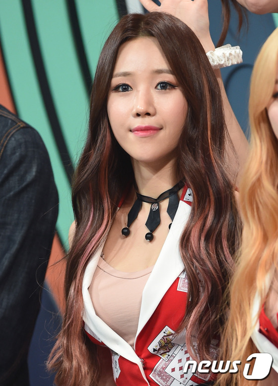 (서울=뉴스1스포츠) 권현진 기자 = 아찔한 누드톤 착시 의상.달샤벳 지율이 21일 오후 서울 상암동 SBS프리즘타워에서 생방송으로 열린 MTV의 ‘더 쇼 시즌4’(이하 더 쇼)에 …