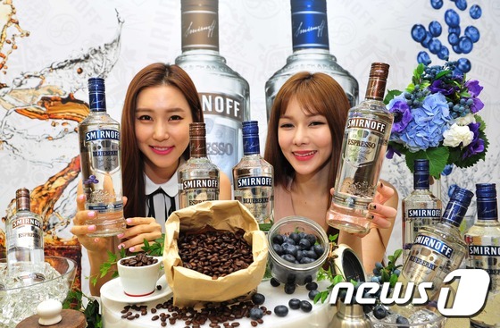 (서울=뉴스1) 조희연 기자 = 22일 서울 봉래동 롯데마트 서울역점에서 모델들이 디아지오코리아가 새롭게 출시한 스미노프 플레이버(Smirnoff Flavor)라인에 스미노프 에스 …