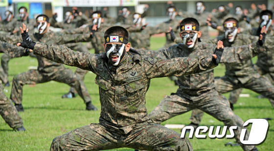 (전주=뉴스1) 김대웅 기자 = 22일 전주종합경기장에서 열린\'동행 페스티벌\'에서 기동대대 장병들이 특공무술을 선보이고 있다.육군35사단 창설 60주년을 맞아 열리는 이번 행사 …