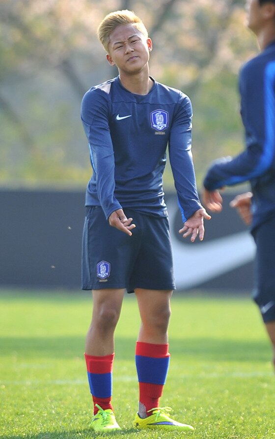 본문 이미지 - U-18 대표팀에 합류한 바르셀로나 소속의 이승우가 22일 한수원과의 연습경기를 가졌다. 아직은 호흡이 맞지 않은 듯, 답답한 제스처를 많이 보였다. 안익수 감독은 &acute;같이 하자&acute;며 의미 깊은 메시지를 전달했다. ⓒ News1스포츠/스포츠공감 제공