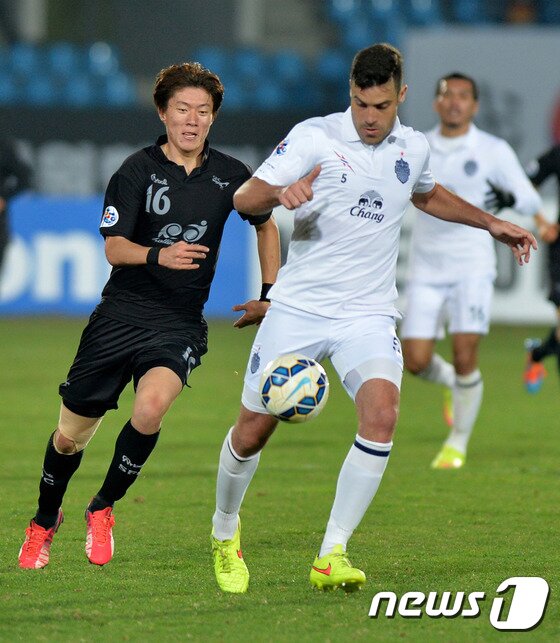 본문 이미지 - 22일 오후 경기도 성남 탄천종합운동장에서 열린 2015 AFC 챔피언스리그 조별리그 F조 5차전 성남FC와 부리람 유나이티드 경기에서 성남 황의조가 볼다툼을 하고 있다. 2015.4.22/뉴스1 ⓒ News1 이재명 기자