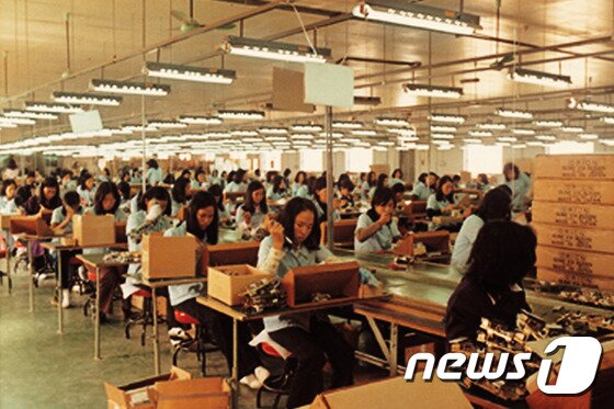 본문 이미지 - 1970년대 구로공단 여성근로자들의 모습(사진=서울역사박물관 제공) 2015.04.23/뉴스1 ⓒ News1 고유선 기자