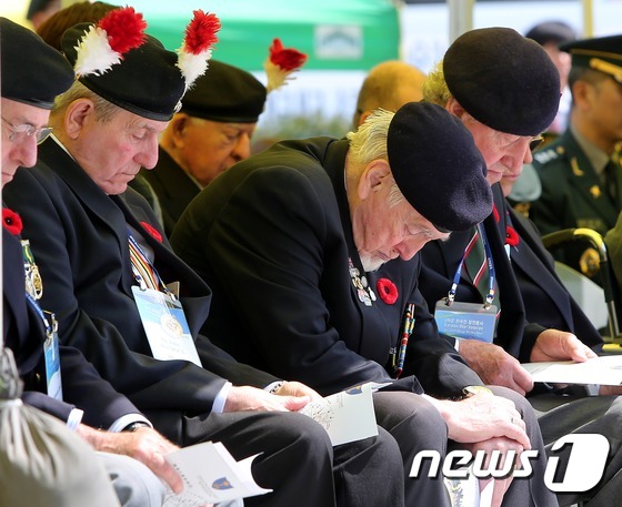 (파주=뉴스1) 조희연 기자 = 국가보훈처 초청으로 한국을 방문한 영국참전용사들이 23일 오전 경기도 파주시 적성면 영국군 설마리전투추모공원에서 열린 설마리전투기념식에서 기도를 하 …