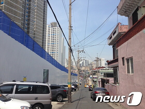 본문 이미지 - 왼쪽 현대엠코타운 건설로 오른쪽  인근 가옥들은 현재 일조권을 방해받고 있다며 시행사측과 협상을 진행 중이다.ⓒ News1 이상길 기자