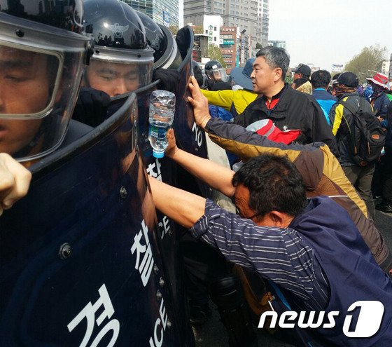 24일 오후 민주노총 대구본부 노조원들이 대구 수성구 범어동 범어네거리에서 새누리당 대구시당 방향으로 가려하자 경찰이 막아서고 있다. ⓒ News1 배준수 기자