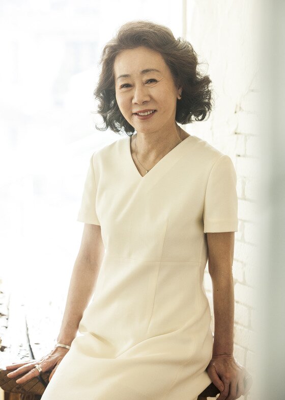 본문 이미지 - 배우 윤여정이 최근 삼청동의 한 카페에서 진행된 인터뷰에서 지난 배우 인생을 돌이켰다. ⓒ 뉴스1스포츠 / 퍼스트룩