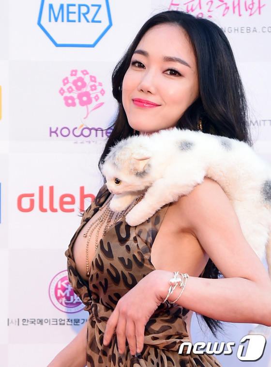 (서울=뉴스1스포츠) 권현진 기자 = 난 야한 여자.팝아티스트 낸시랭이 23일 오후 서울 올림픽공원내 올림픽홀에서 열린 ‘아시아 모델 페스티벌’(Asia Model Festival …