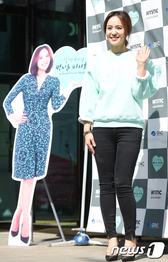 (서울=뉴스1스포츠) 권현진 기자 = 선행 천사의 아름다운 미소.'욕망 아줌마' 별명을 지닌 방송인 박지윤이 25일 오전 서울 강남관광정보센터에서 아름다운 욕망나눔 ‘박지윤 바자회 …