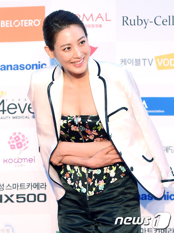 (서울=뉴스1스포츠) 권현진 기자 = 아찔한 인사.배우 수현이 23일 오후 서울 올림픽공원내 올림픽홀에서 열린 '아시아 모델 페스티벌’(Asia Model Festival)에 참석 …