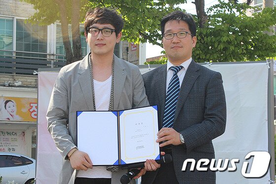 본문 이미지 - 2015 울산 웨딩거리페스티벌 홍보대사로 위촉된 방성우(왼쪽)가 울산 창조문화 활성화 추진위원회 사무국장(오른쪽)으로부터 위촉패를 받았다. ⓒ News1