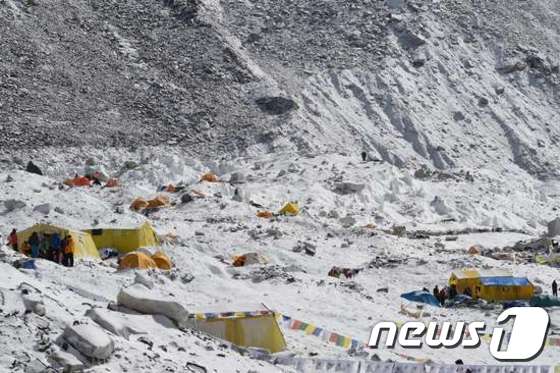 눈사태가 덮친 에베레스트 베이스 캠프 전경. © News1