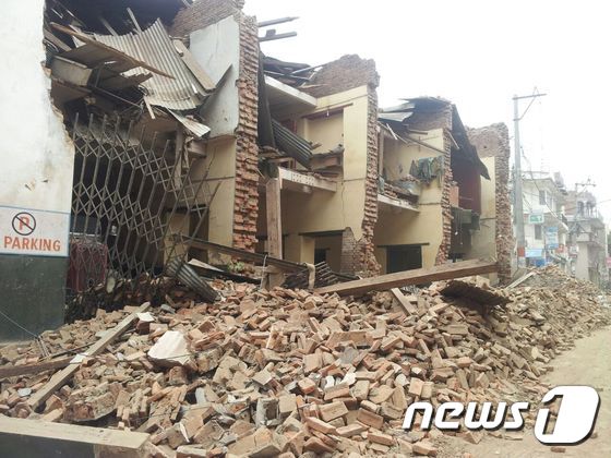 지난 25일 오전 11시56분께(현지시간) 네팔 수도 카트만두 인근에서 7.8 규모의 지진이 발생해 소방서를 비롯한 인근 건물들이 무너져 있다. (월드비전 제공) 2015.4.26/뉴스1 © News1