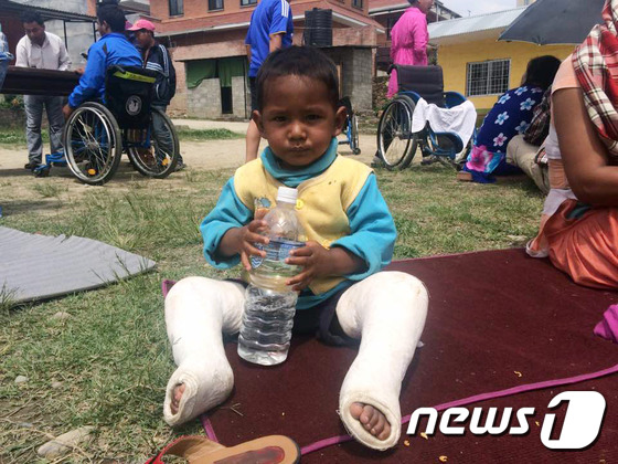 네팔 7.8 규모 지진으로 부상입은 어린이