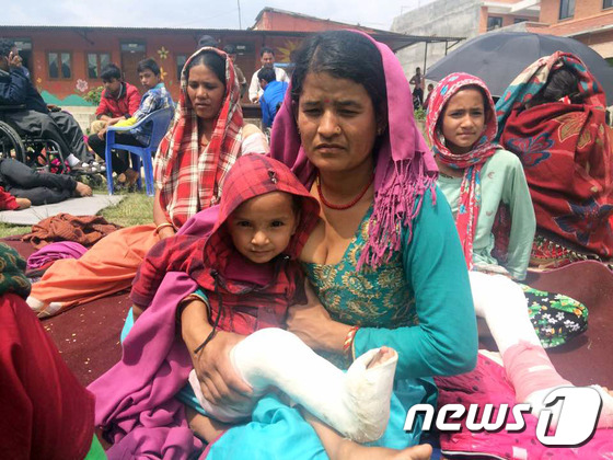 네팔 지진으로 인해 부상입은 시민들