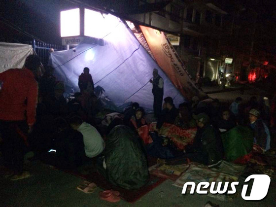 네팔 7.8 규모 지진, 거리에서 밤을 지새우는 주민들