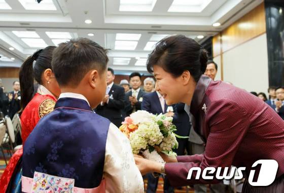 꽃다발 받는 박근혜 대통령