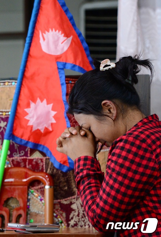 기도하는 한국거주 네팔인