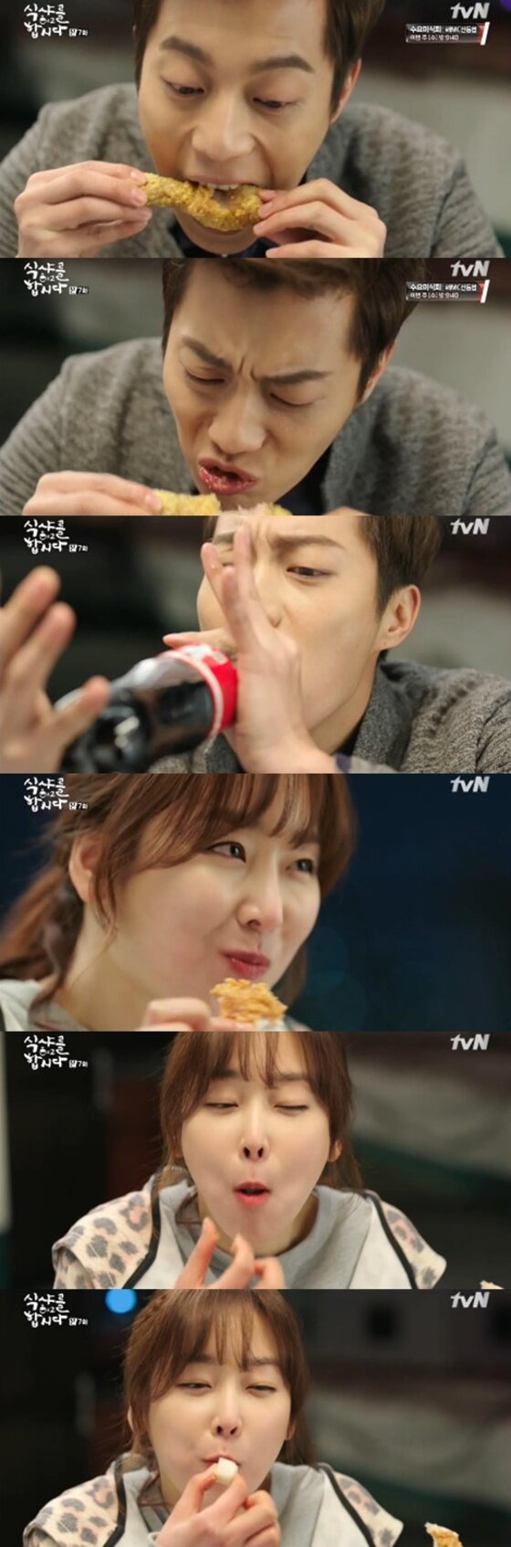 본문 이미지 - 27일 밤 11시 방송된 tvN 월화드라마 '식샤를 합시다2'에서 빌라 3인방이 치킨 먹방으로 시청자의 침샘을 자극했다. ⓒ 뉴스1스포츠 / tvN '식샤를 합시다2' 캡처