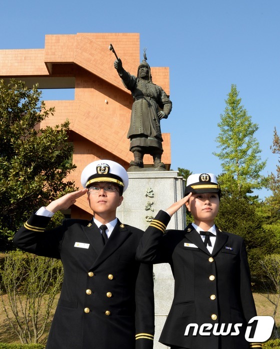 (창원=뉴스1) 조희연 기자 = 28일 경남 창원시 진해구 해군사관학교 충무공 이순신 동상 앞에서 충무공 이순신 제독의 29대손인 3학년 이수현 생도(오른쪽)와 2학년 이호준 생도 …