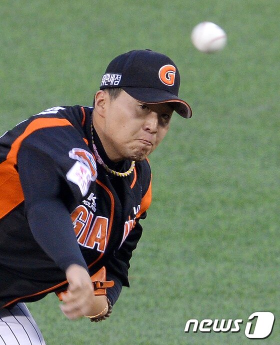 본문 이미지 - 롯데 선발 이상화가 20일 마산 NC전에서 또 부진했다. 지난 5일에 이어 2게임 연속 1.1이닝 밖에 버티지 못하면서 벤치의 고민을 더욱 깊어지게 만들었다. ⓒ News1 DB