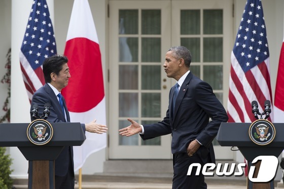 아베 신조 일본 총리(왼쪽)와 버락 오바마 미국 대통령이 28일(현지시간) 백악관에서 정상회담 후 공동 기자회견을 열었다. © AFP=뉴스1