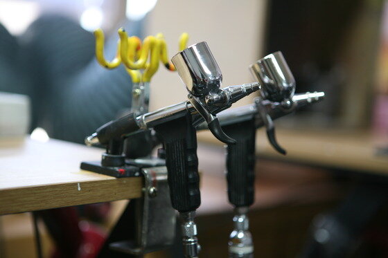 본문 이미지 - 건프라 제작 과정 중 도색에 필수적인 에어브러시. ⓒ풀해치오픈연구소