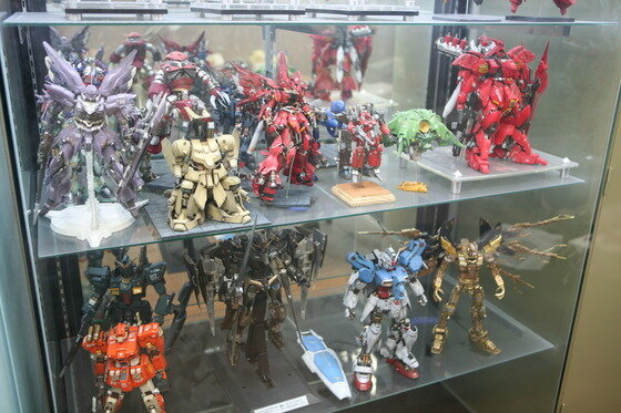 본문 이미지 - 공방 곳곳에 건프라들이 놓여있다. ⓒ 풀해치오픈연구소