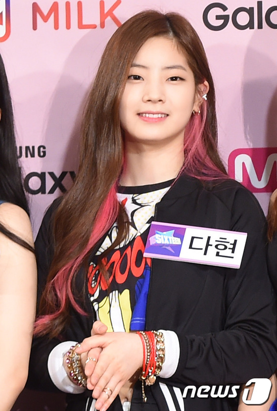 (서울=뉴스1스포츠) 권현진 기자 = 인형 같죠?다현이 29일 오후 서울 여의도 63컨벤션센터에서 열린 Mnet '식스틴‘(SIXTEEN) 제작발표회에 참석해 포즈를 취하고 있다. …