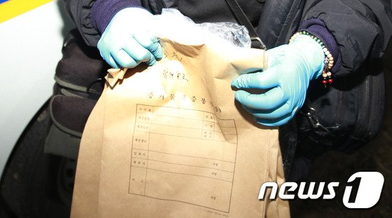 본문 이미지 - 홍승만이 지니고 있었던 소지품. 2015.04.29/뉴스1 ⓒ News1 