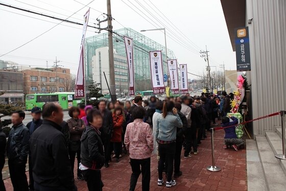 본문 이미지 - 롯데캐슬 골드파크 3차 모델하우스 입장을 위해 방문객들이 길게 줄을 서고 있다. ⓒ News1