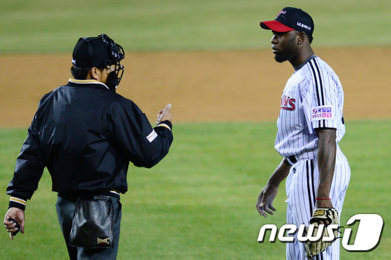 (서울=뉴스1) 민경석 기자 = 3일 오후 서울 잠실야구장에서 열린 2015 타이어뱅크 KBO 리그 LG트윈스와 삼성라이온즈의 경기 5회초 2사 무주자 상황에서 LG 소사가 박종철 …
