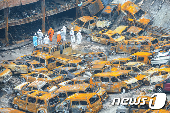 (부산=뉴스1) 이승배 기자 = 30일 오전 부산 연제구 중고차 매매단지 화재현장에서 부산경찰청 과학수사팀, 국립과학수사연구원, 부산 연제경찰서, 부산시소방안전본부 화재감식팀, 한 …