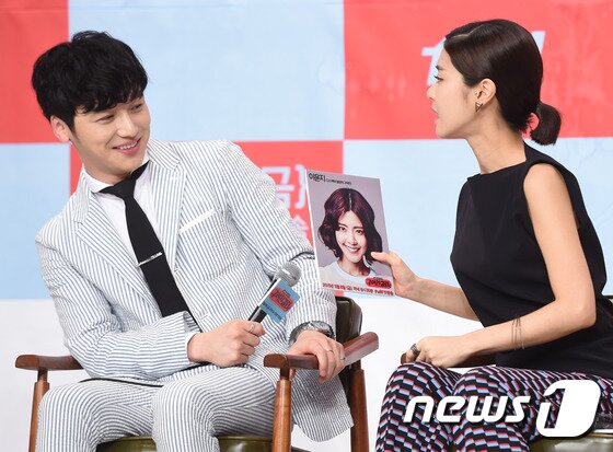 본문 이미지 - ;배우 이윤지(오른쪽)가 30일 오후 서울 영등포 타임스퀘어어세 열린 tvN 새 금토 드라마 "구여친클럽"(연출 권석장/대본 이진매) 제작발표회에 참석해 송지효와의 이상형 월드컵에서 탈락하자 변요한에게 귀여운 투정?을 부리고 있다. ⓒ News1 권현진 기자