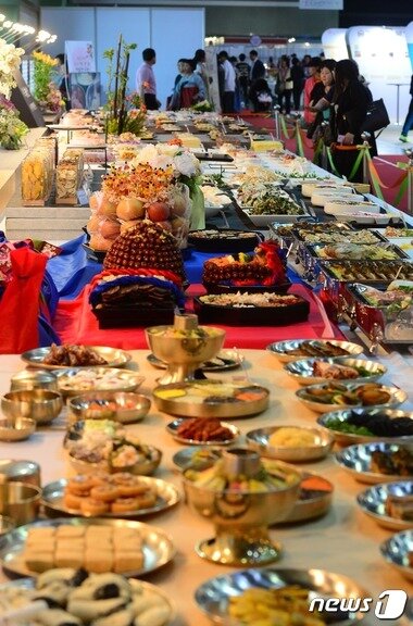 본문 이미지 - 지난해 4월 서울 서초구 양재동 aT센터에서 열린 2015 한국음식 관광박람회를 찾은 관람객들이 전시된 향토음식들을 살펴보고 있다. ⓒ News1 양동욱 기자