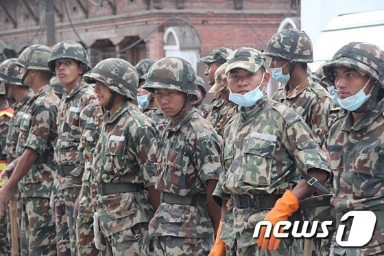 (카트만두(네팔)=뉴스1) 조희연 기자 = 지난 25일 발생한 7.8 규모의 강진으로 인해 5000여명 이상의 사상자가 발생한 네팔에서 복구작업에 투입된 군병력들이 대기를 하고 있 …