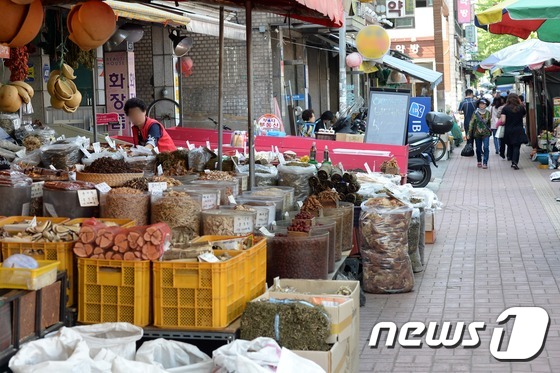 (서울=뉴스1) 정회성 기자 = '가짜 백수오' 파장이 커지고 있는 가운데 식품의약품안전처가 내츄럴엔도텍의 백수오 원료에서 이엽우피소가 검출됐다고 밝힌 30일 오후 서울 동대문구 …