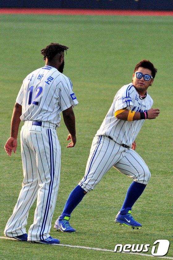 (대구=뉴스1) 최창호 기자 = 30일 오후 대구시민야구장에서 열린 2015프로야구 삼성 라이온즈와 LG트윈스의 경기에 앞서 삼성 나바로와 박석민이 몸을 풀고 있다.2015.4.3 …