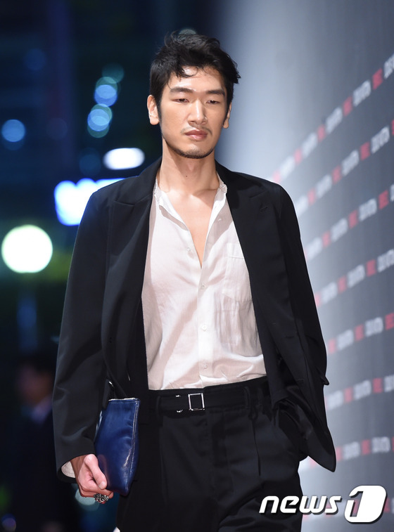 (서울=뉴스1스포츠) 권현진 기자 = 오랜만이죠?배우 김남진이 30일 오후 서울 광화문 D타워에서 열린 ‘루이 비통 시리즈 2-과거, 현재, 미래’ 전시 오프닝 포토콜 행사에 참석 …