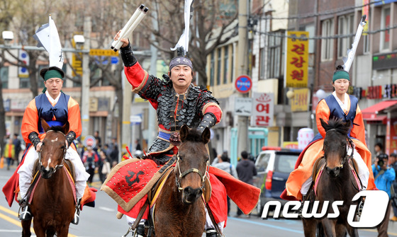 (수원=뉴스1) 이재명 기자 = 4일 오후 경기도 수원시 팔달구 화성행궁 광장에서 정조대왕 능행차 재현행사가 열리고 있다. 이번 행사에서는 행렬이 행궁으로 들어가기 전 임금인 정조 …