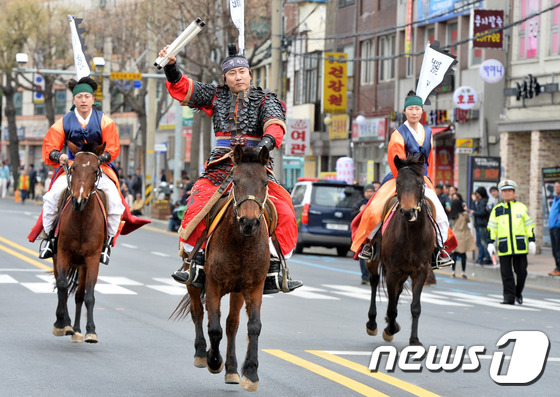 (수원=뉴스1) 이재명 기자 = 4일 오후 경기도 수원시 팔달구 화성행궁 광장에서 정조대왕 능행차 재현행사가 열리고 있다. 이번 행사에서는 행렬이 행궁으로 들어가기 전 임금인 정조 …