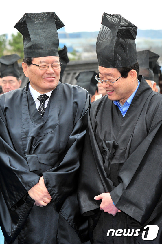 (포항=뉴스1) 최창호 기자 = 5일 오후 영일 정씨 시조 단향제에 참석한 정의화 국회의장(왼쪽)이 종친인 새누리당 정희수 의원에게 웃음으로 인사를 건네고 있다. 정 의장은 30대 …